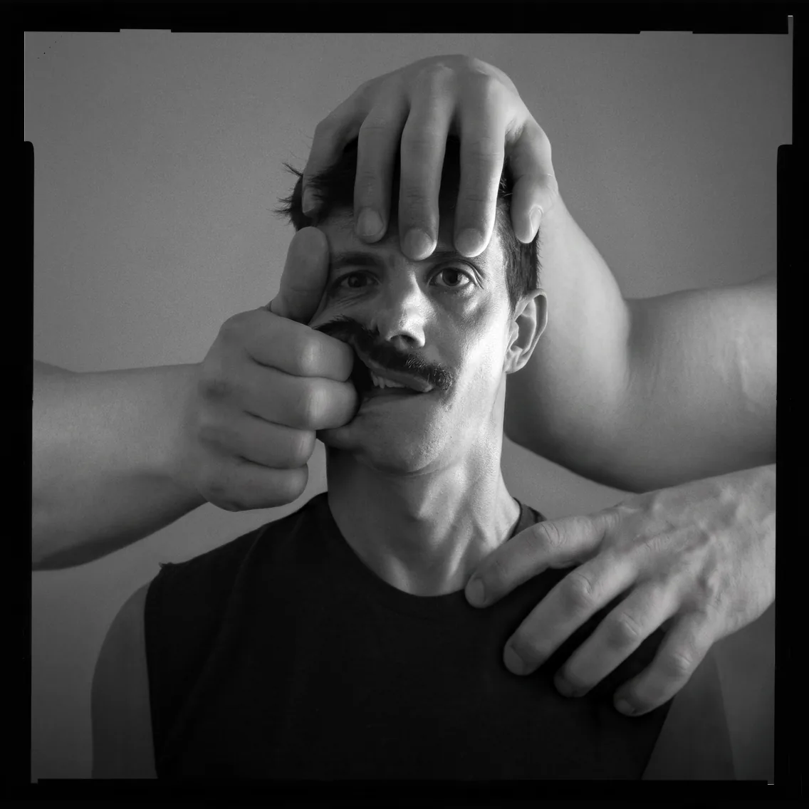 Porträt 9 von 80 aus „Porträtbuch“, aufgenommen 2022 mit einer Hasselblad X1D II 50C von Yago Partal.