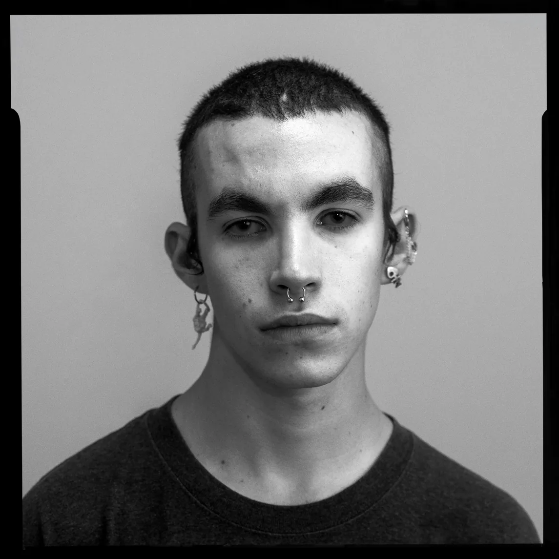 Porträt 13 von 80 aus „Porträtbuch“, aufgenommen 2022 mit einer Hasselblad X1D II 50C von Yago Partal.