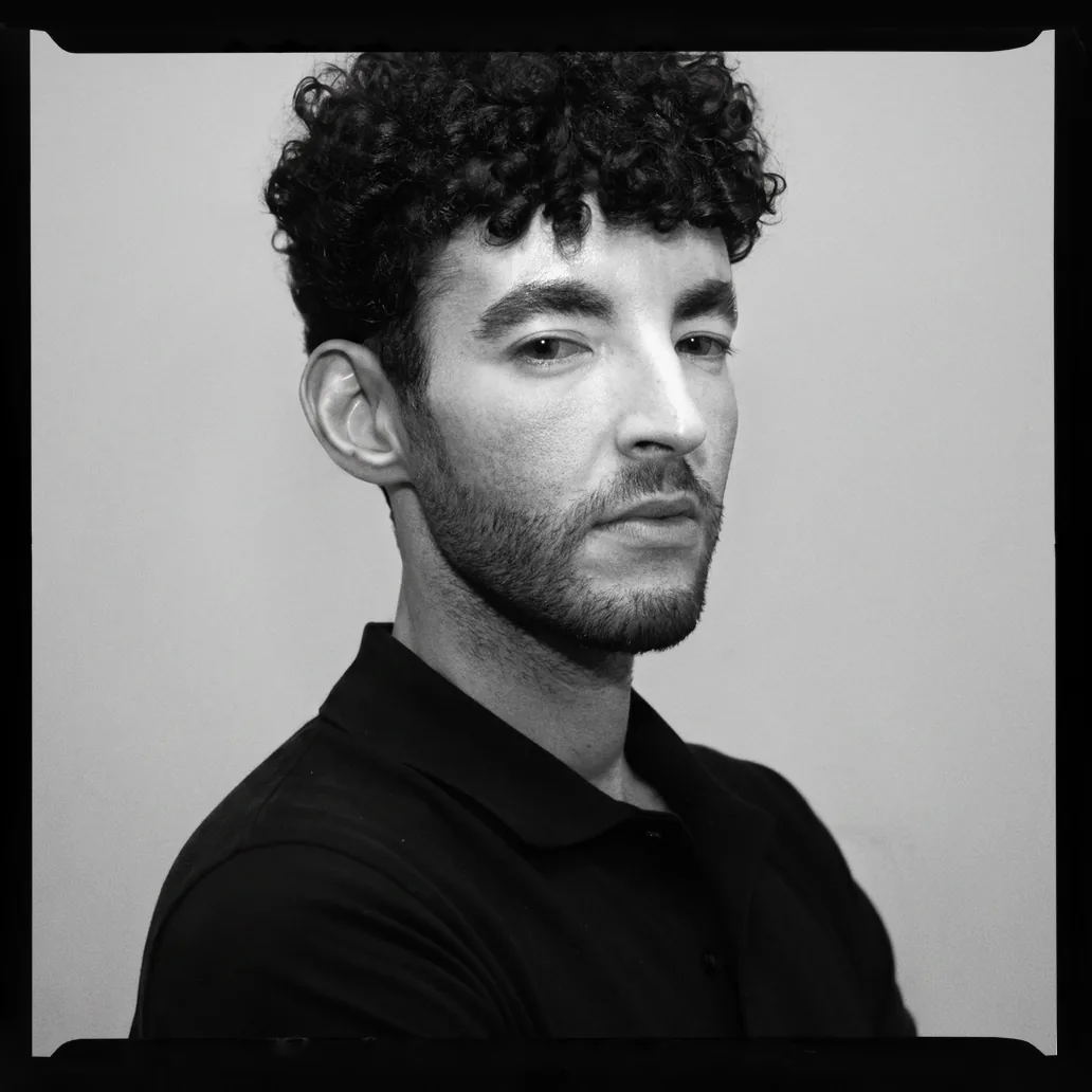 Porträt 31 von 80 aus „Porträtbuch“, aufgenommen 2022 mit einer Hasselblad X1D II 50C von Yago Partal.