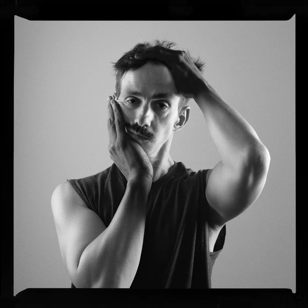 Porträt 25 von 80 aus „Porträtbuch“, aufgenommen 2022 mit einer Hasselblad X1D II 50C von Yago Partal.