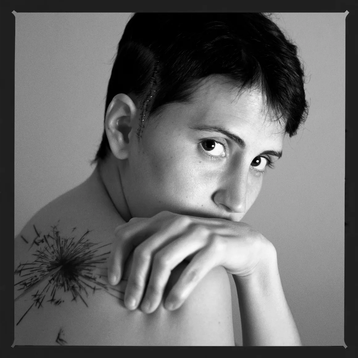 Porträt 43 von 80 aus „Porträtbuch“, aufgenommen 2016 mit einer Hasselblad H5D von Yago Partal.