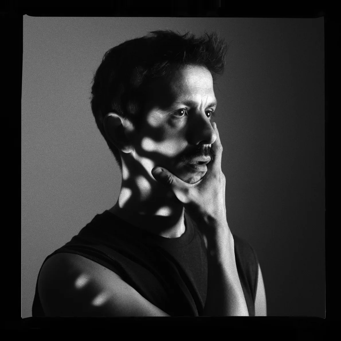 Porträt 14 von 80 aus „Porträtbuch“, aufgenommen 2022 mit einer Hasselblad X1D II 50C von Yago Partal.