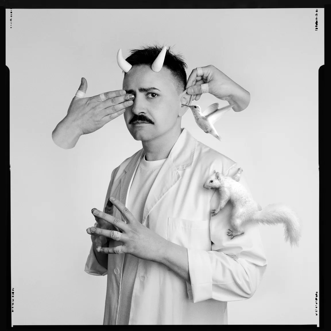 Porträt 45 von 80 aus „Porträtbuch“, aufgenommen 2021 mit einer Hasselblad X1D II 50C von Yago Partal.