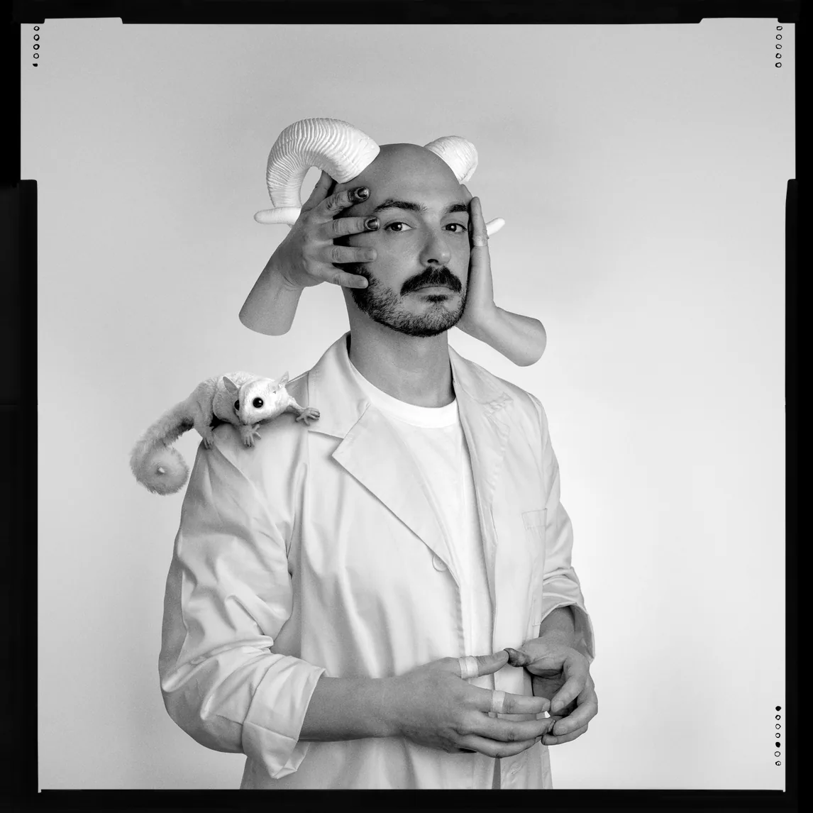 Porträt 62 von 80 aus „Porträtbuch“, aufgenommen 2021 mit einer Hasselblad X1D II 50C von Yago Partal.
