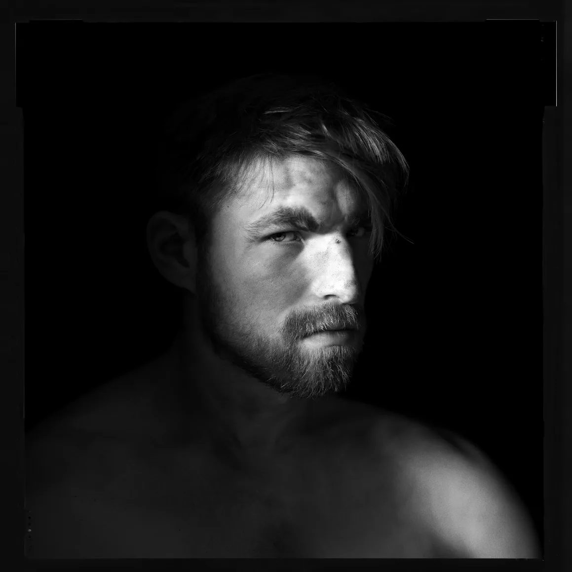 Porträt 44 von 80 aus „Porträtbuch“, aufgenommen 2018 mit einer Hasselblad H5D von Yago Partal.