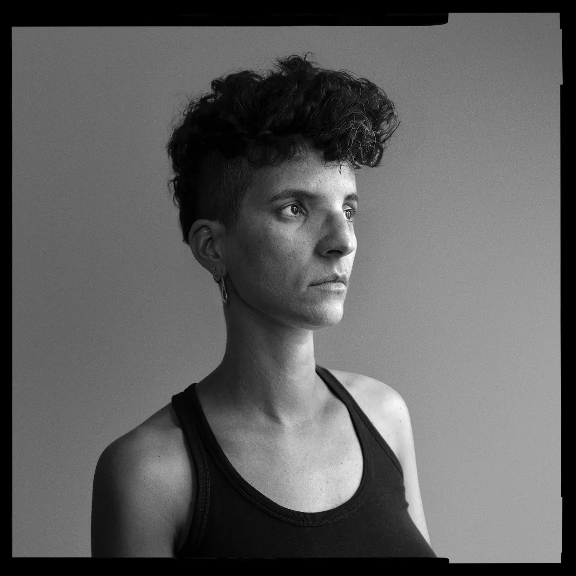 Porträt 42 von 80 aus „Porträtbuch“, aufgenommen 2022 mit einer Hasselblad X1D II 50C von Yago Partal.