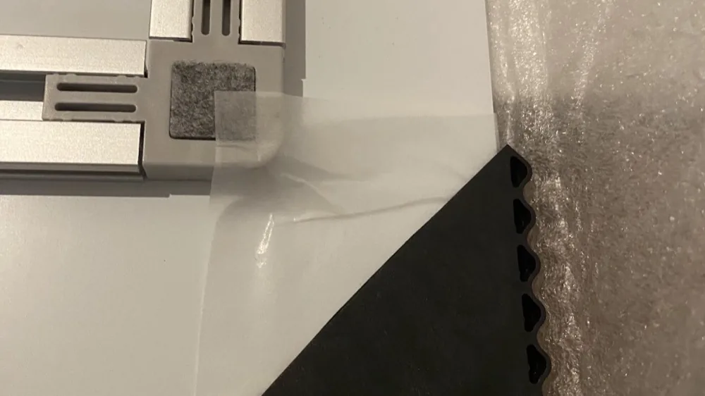 Détail de l'emballage de protection d'une pièce · mousse d'angle et film