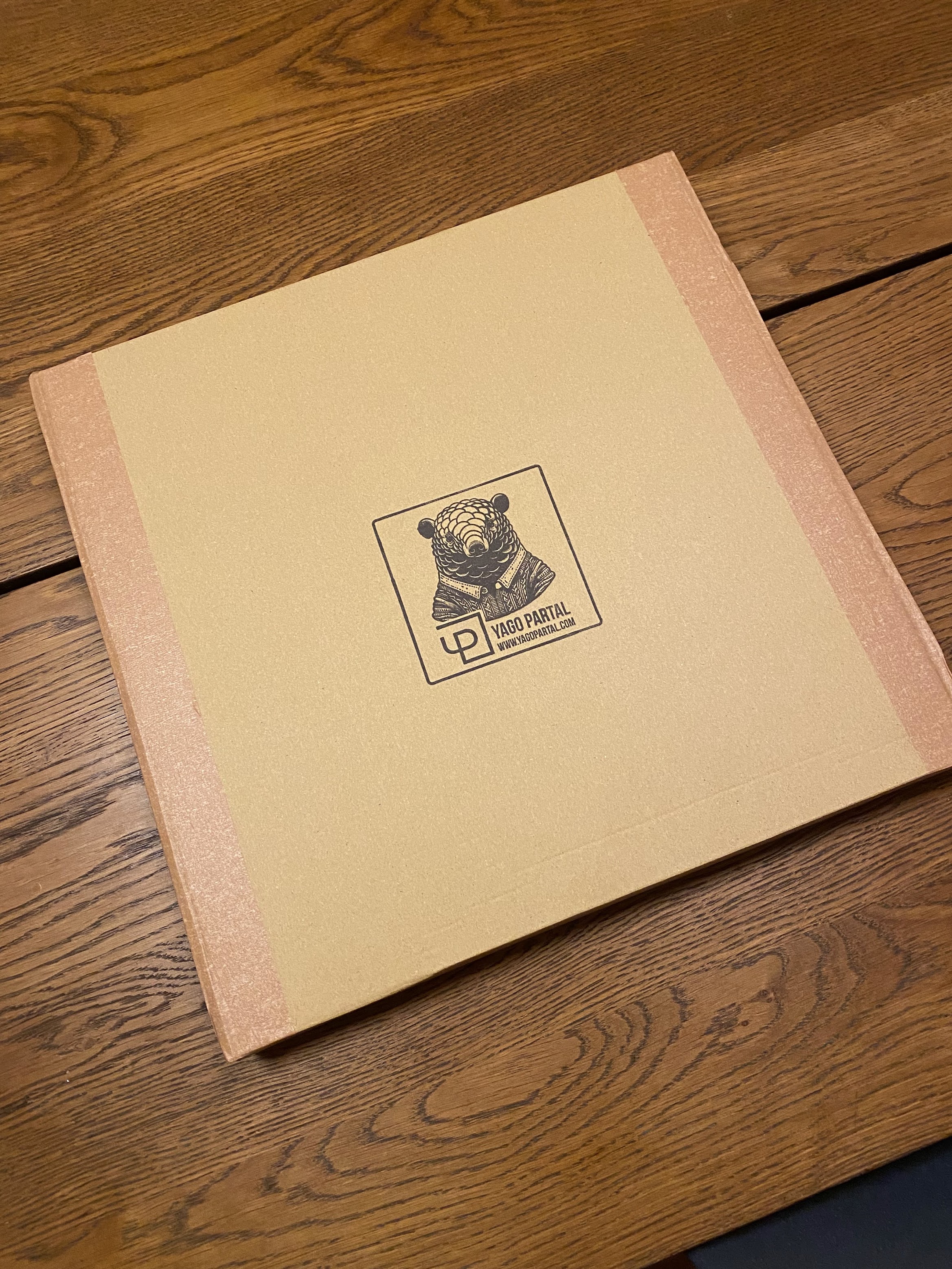 Caja kraft del estudio cerrada con sello del pangolín